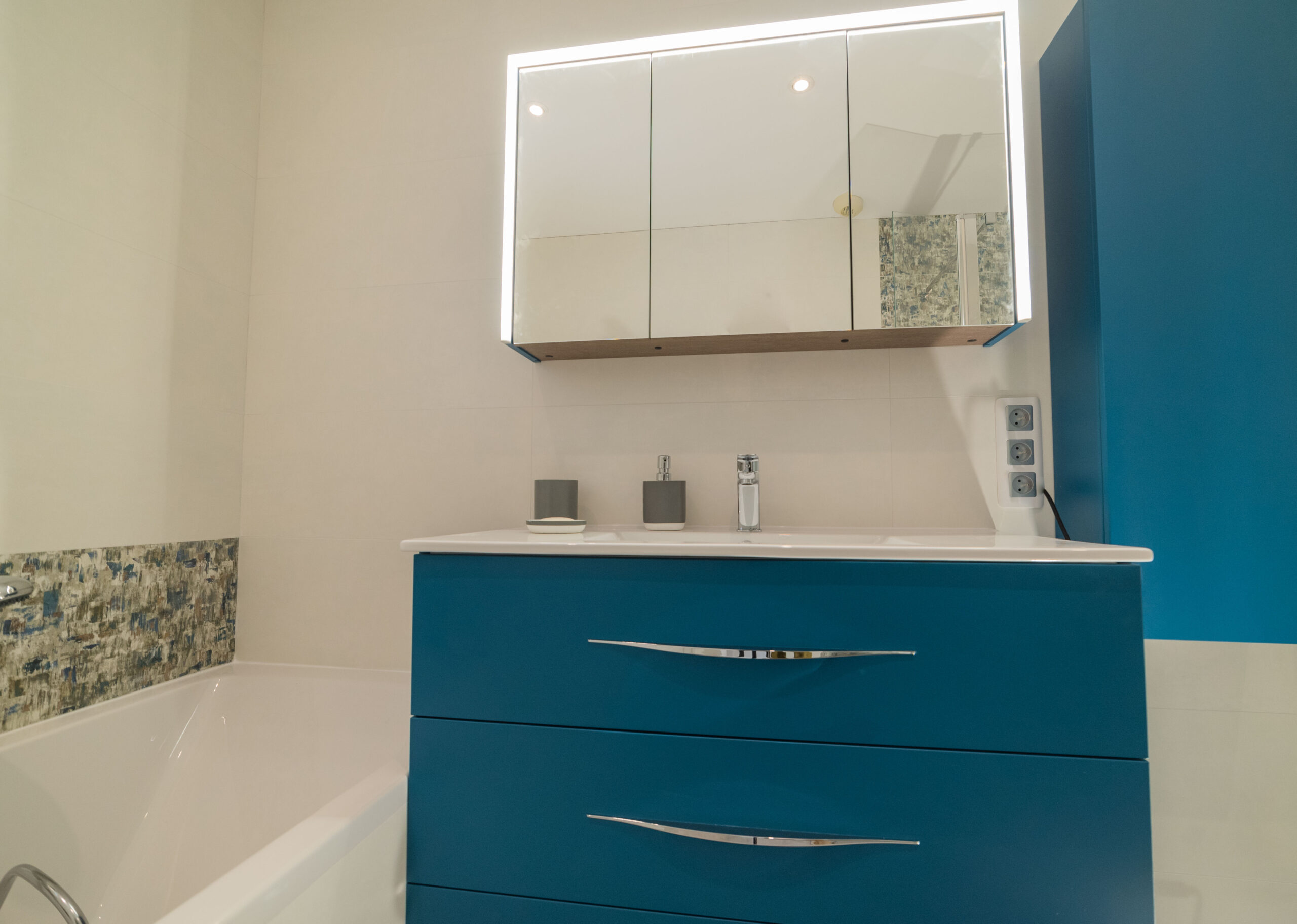 Illustration d'une salle de bains de style vitaminé bleu canard